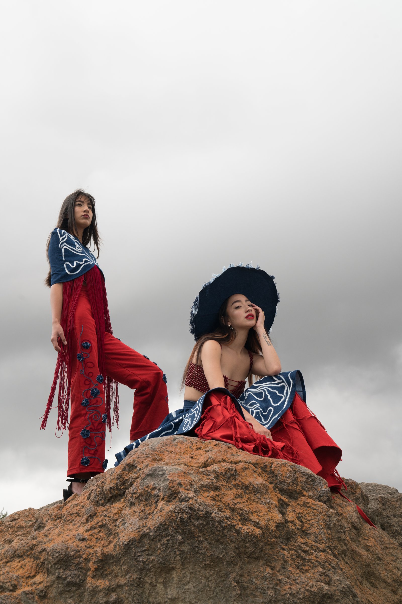 Dos modelos luciendo la colección ILA en un paisaje andino
