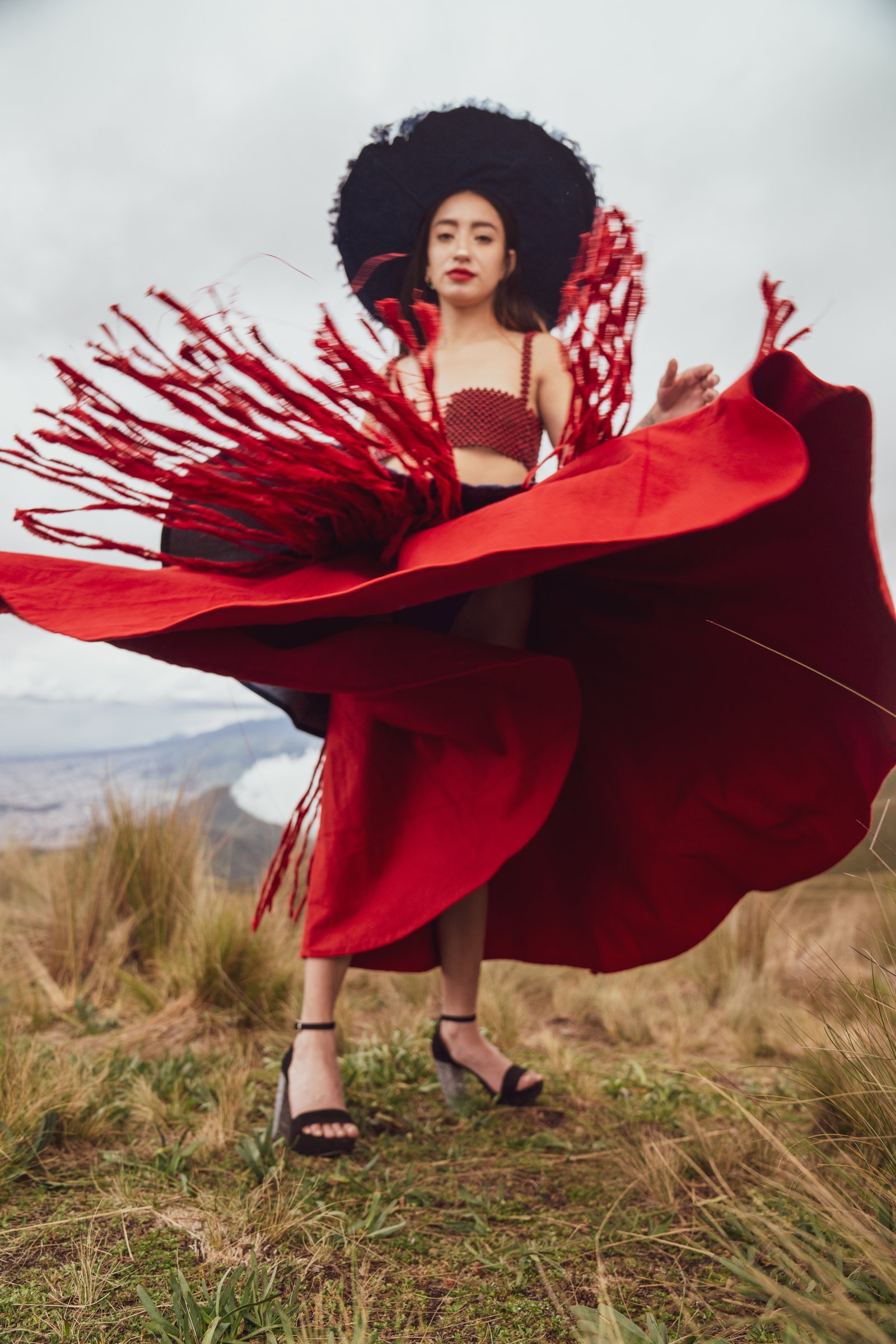 Modelo en movimiento con una falda roja de gran volumen