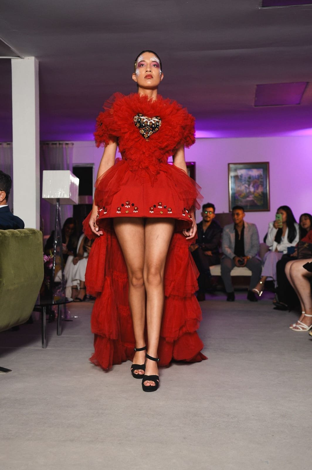 Diseño rojo de pasarela con volumen escultórico, bordado y un corazón trabajado con pedrería